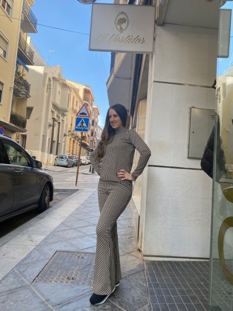 PANTALÓN LARGO CAMPANA CON ESTAMPADO GEOMÉTRICO