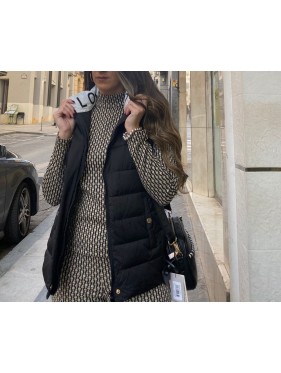 TOP CON CUELLO ALTO Y ESTAMPADO GEOMÉTRICO