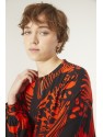 VESTIDO CORTO OVERSIZE CON DETALLE DE FRUNCES Y ESTAMPADO DE MARIPOSAS