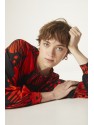 VESTIDO CORTO OVERSIZE CON DETALLE DE FRUNCES Y ESTAMPADO DE MARIPOSAS