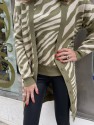Chaqueta verde con estampado de cebra.