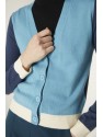 CHAQUETA DE PUNTO CON ESCOTE PICO DE COLOR BLOCK AZUL