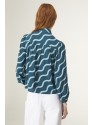 TOP DE CUELLO LAZADA CON ESTAMPADO GEOMÉTRICO DE ONDAS