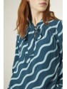 TOP DE CUELLO LAZADA CON ESTAMPADO GEOMÉTRICO DE ONDAS