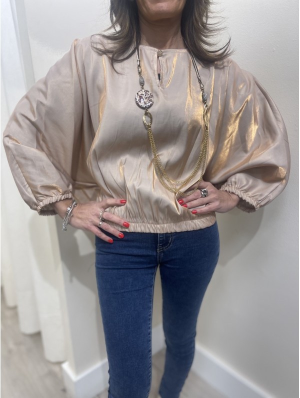 Blusa dorada 2025