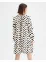 Vestido corto fluido con estampado de lunares