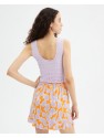 Falda corta envolvente con estampado de frutas