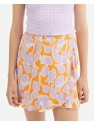 Falda corta envolvente con estampado de frutas