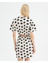 Vestido corto elástico ajustado con estampado de lunares